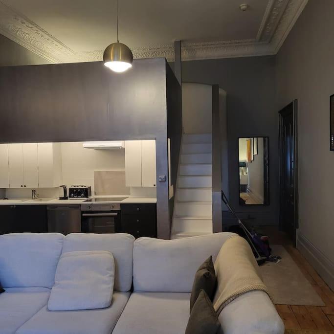 Apartment 5 Luxury Spacious Loft - Prime Location - Comfortable Bed & Sofa *