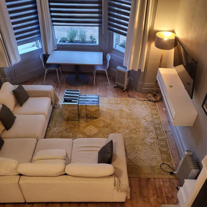 Apartment 5 Luxury Spacious Loft - Prime Location - Comfortable Bed & Sofa *