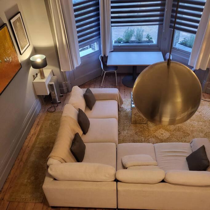 5 Luxury Spacious Loft - Prime Location - Comfortable Bed & Sofa *