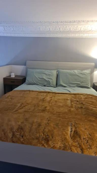 5 Luxury Spacious Loft - Prime Location - Comfortable Bed & Sofa *