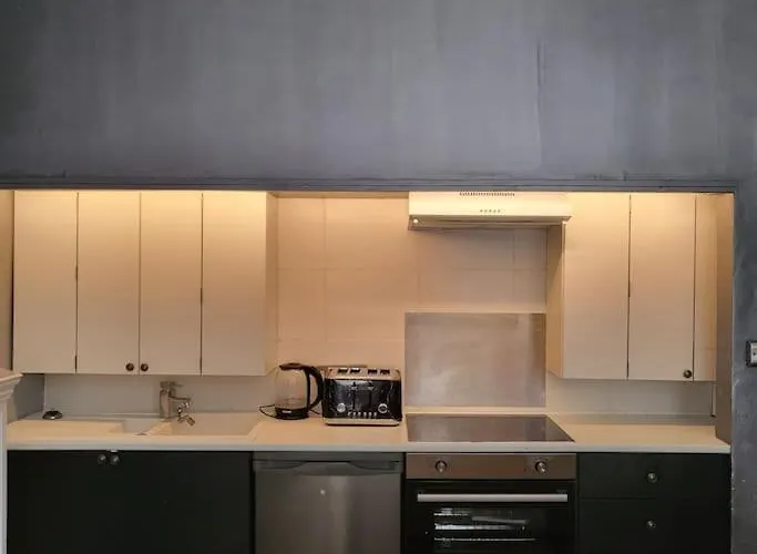 5 Luxury Spacious Loft - Prime Location - Comfortable Bed & Sofa