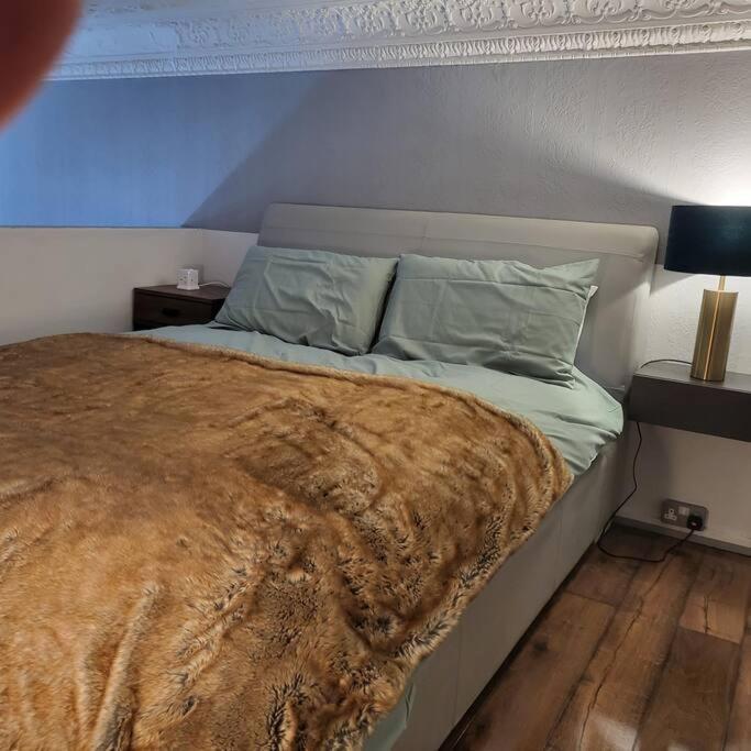 Apartment 5 Luxury Spacious Loft - Prime Location - Comfortable Bed & Sofa