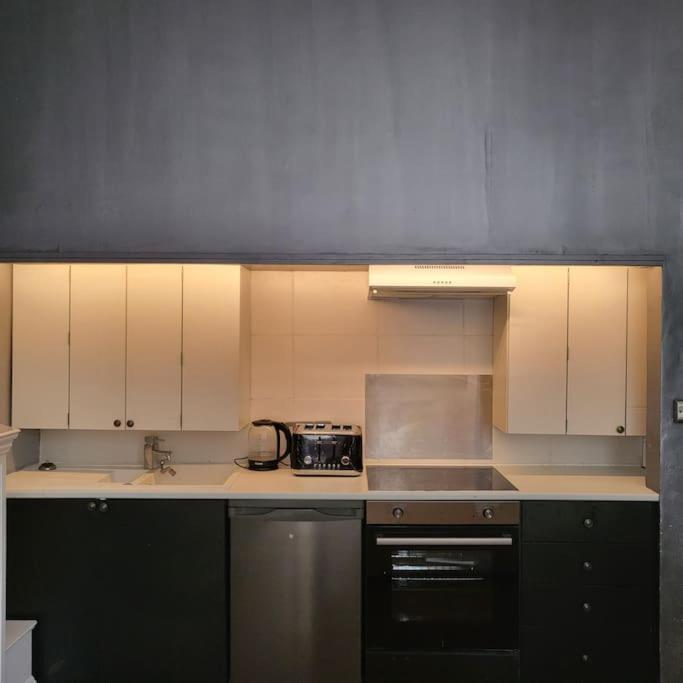 Apartment 5 Luxury Spacious Loft - Prime Location - Comfortable Bed & Sofa Brighton