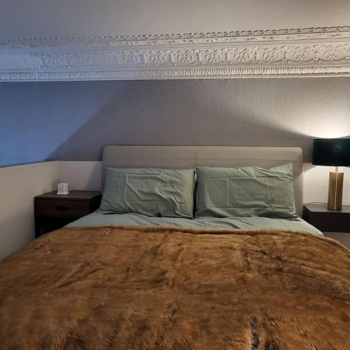 Apartment 5 Luxury Spacious Loft - Prime Location - Comfortable Bed & Sofa
