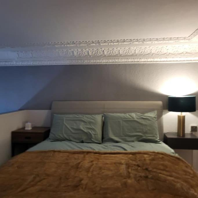 Apartment 5 Luxury Spacious Loft - Prime Location - Comfortable Bed & Sofa *