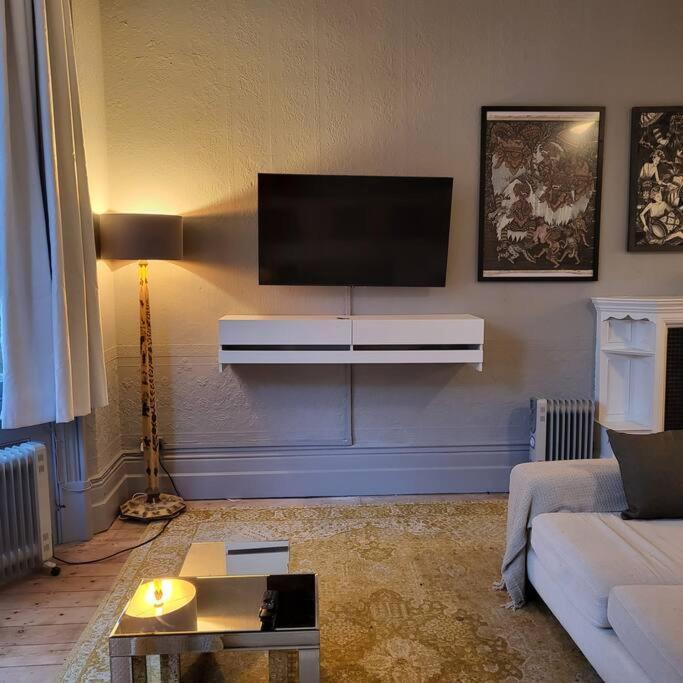 Apartment 5 Luxury Spacious Loft - Prime Location - Comfortable Bed & Sofa *