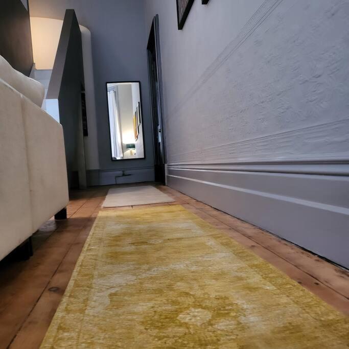 5 Luxury Spacious Loft - Prime Location - Comfortable Bed & Sofa *